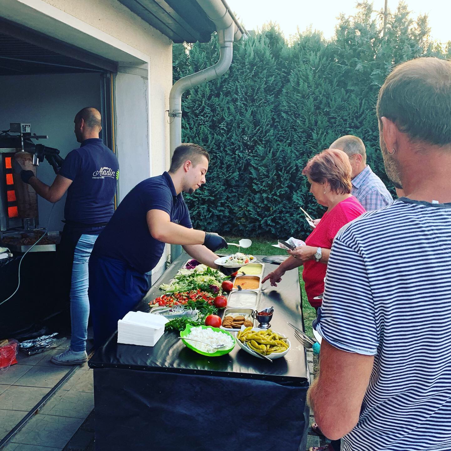 Live Döner Catering Event im Garten - Aufgebaute Theke mit Spieß & Salaten